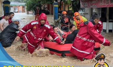 Polisi Evakuasi Warga Terdampak Banjir di Pelabuhan ratu Sukabumi