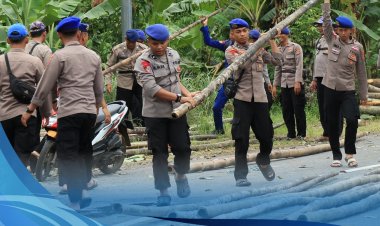 Pol Airud Polda Jabar dan Polres Sukabumi Bangun Jembatan Darurat Untuk Warga