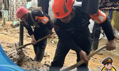 Pasca Banjir Pasukan Sat Brimob Polda Jabar  Gerak Cepat Bersih-bersih Sisa Lumpur
