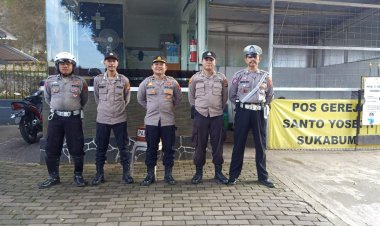 Pastikan  Kenyamanan Ibadat Umat Kristiani, Polsek Cikole Gelar  Pengamanan di Gereja