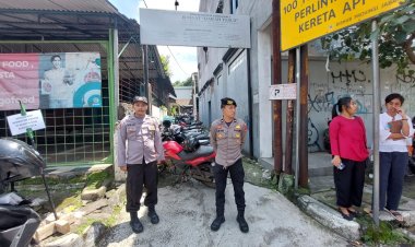 Ciptakan Kenyamanan Jemaat Saat Ibadat, Polsek Kebonpedes Laksanakan Pengamanan  Gereja