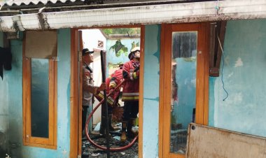 Diduga Korsleting Listrik, Rumah di Sukabumi Hangus di Lalap Si Jago Merah