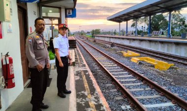 Jelang Libur Tahun Baru 2025, Polsek Cisaat Perketat Pengamanan di Stasiun Kereta Api