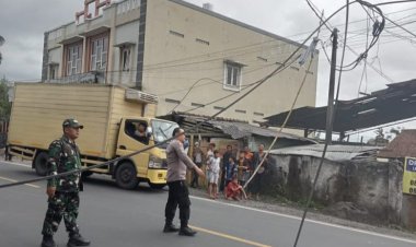 Sigap ! Polsek Sukaraja Evakuasi Kabel Tegangan Tinggi Lepas Dari Tiang