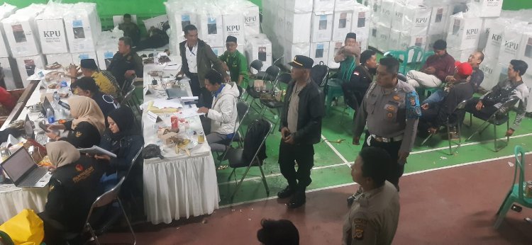 Pastikan Rapat Pleno PPK Aman dan Lancar, Polsek Sukaraja Gelar Pengamanan