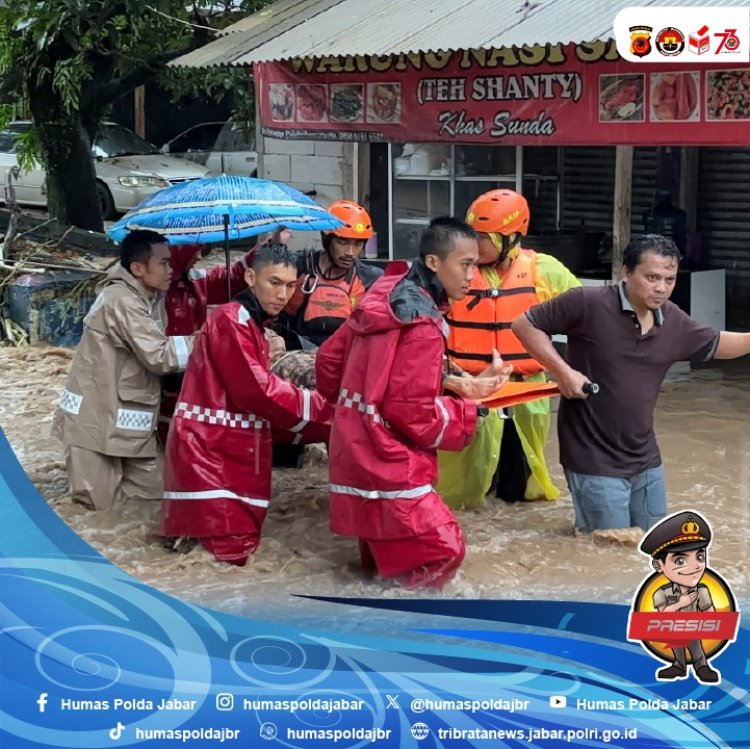 Polisi Evakuasi Warga Terdampak Banjir di Pelabuhan ratu Sukabumi