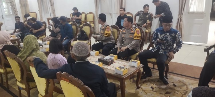 Polisi Kawal Kepulangan Pekerja Migran Indonesia (PMI), Dari Pendopo Sukabumi di Serahkan Kepada Keluarganya