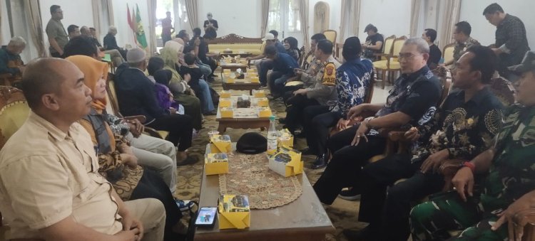 Polisi Kawal Kepulangan Pekerja Migran Indonesia (PMI), Dari Pendopo Sukabumi di Serahkan Kepada Keluarganya