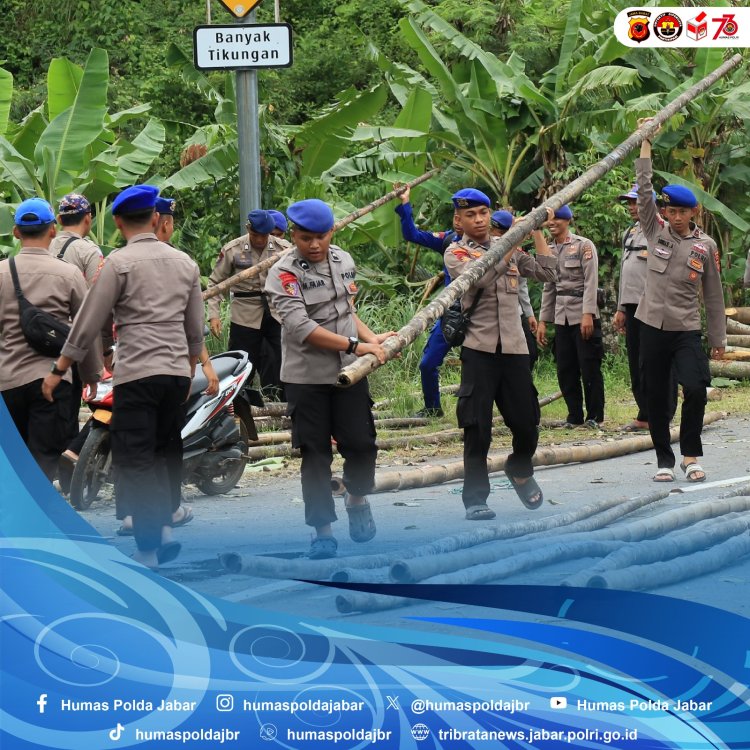 Pol Airud Polda Jabar dan Polres Sukabumi Bangun Jembatan Darurat Untuk Warga