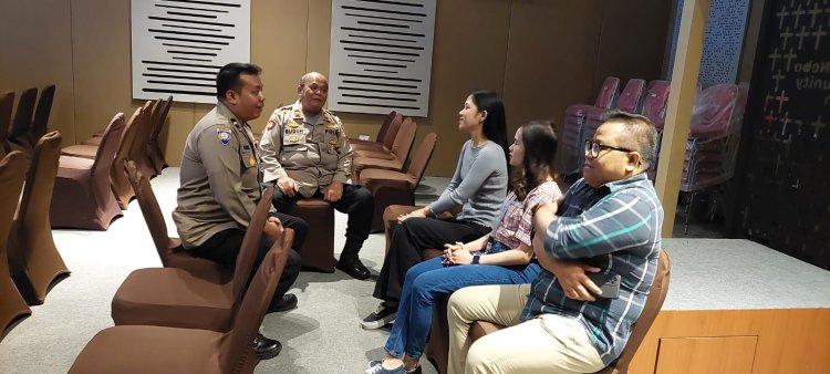 Minggu Kasih Polsek Cisaat Berikan Pengamanan Ibadat Kebaktian di Gereja  GBI MNCC