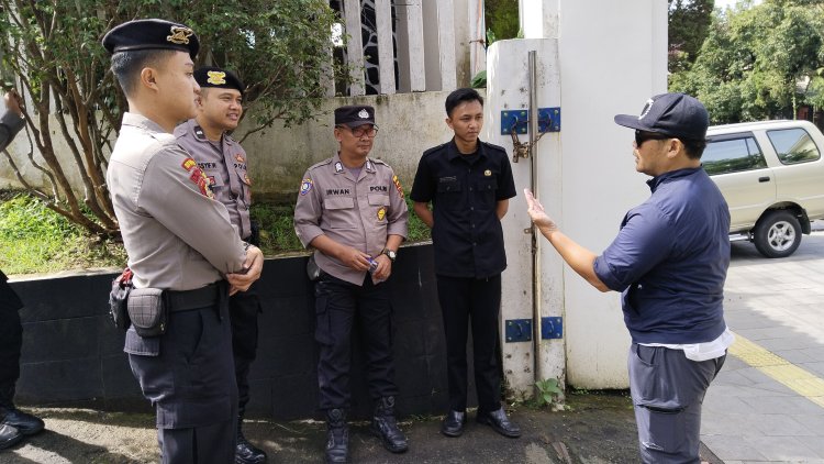 Wujudkan Harkamtibmas Tetap Kondusif, Polsek Cikole Sambangi Anggota Satpam