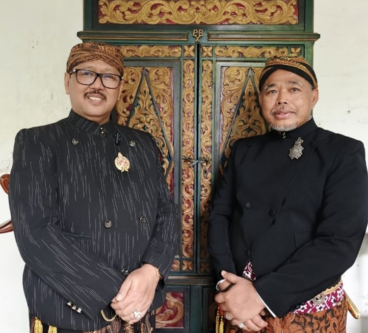 Prof. Yanto Jubir MA RI dan Dr. Djuyamto Humas PN JakSel Terima Gelar Kehormatan dari Keraton Surakarta