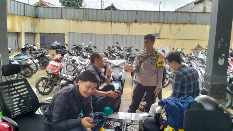 Wujudkan Harkamtibmas Tetap Kondusif Jelang Nataru, Bhabinkamtibmas Polsek Kebonpedes Laksanakan Sambang