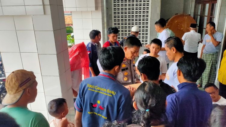 Tingkatkan Kepedulian Terhadap Sesama, Kapolsek Warudoyong Berbagi