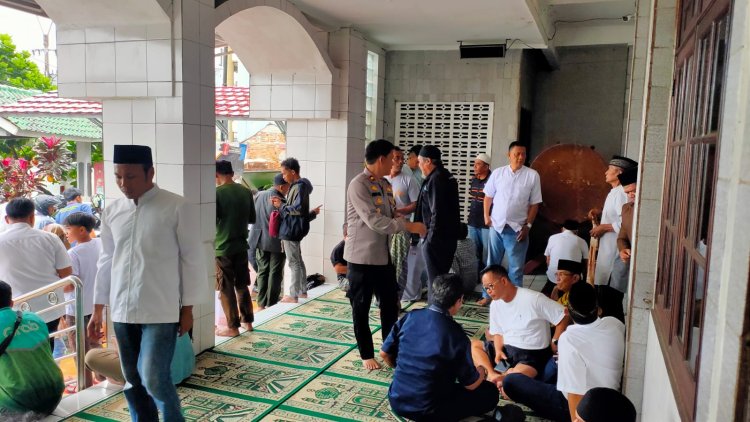 Tingkatkan Kepedulian Terhadap Sesama, Kapolsek Warudoyong Berbagi