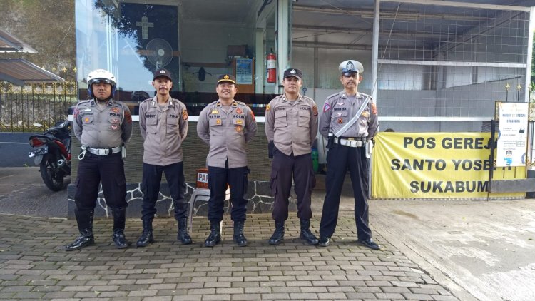 Pastikan  Kenyamanan Ibadat Umat Kristiani, Polsek Cikole Gelar  Pengamanan di Gereja