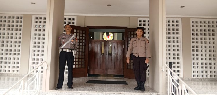 Pastikan  Kenyamanan Ibadat Umat Kristiani, Polsek Cikole Gelar  Pengamanan di Gereja