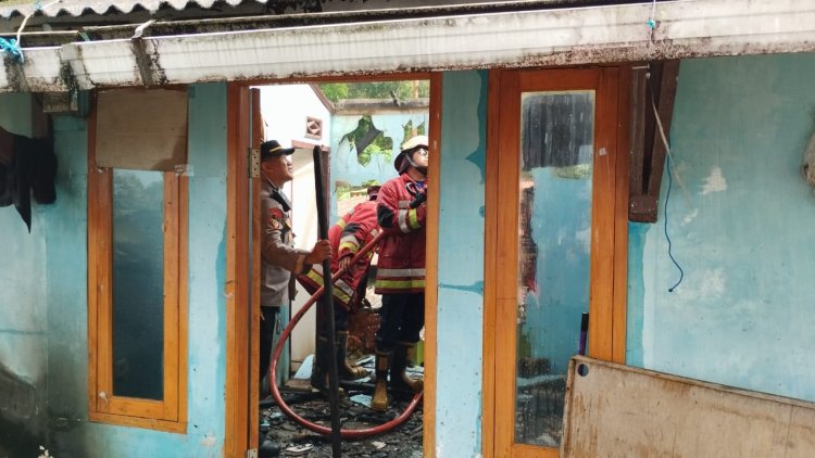 Diduga Korsleting Listrik, Rumah di Sukabumi Hangus di Lalap Si Jago Merah