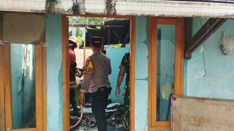 Diduga Korsleting Listrik, Rumah di Sukabumi Hangus di Lalap Si Jago Merah