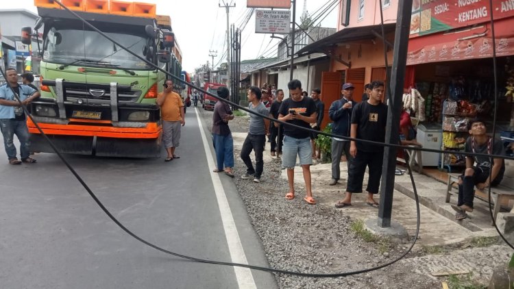 Sigap ! Polsek Sukaraja Evakuasi Kabel Tegangan Tinggi Lepas Dari Tiang