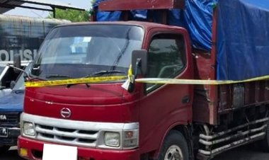 Polres Indramayu Gagalkan Truck Berisi Ribuan Botol Miras Yang Akan di Kirim Ke 3 Wilayah
