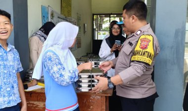 Bhabinkamtibmas Polsek Sukaraja Monitoring Launching Program Makan Gratis Untuk Pelajar