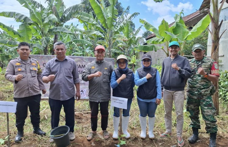 Dukung Ketahanan Pangan, Bhabinkamtibmas Polsek Sukaraja Laksanakan Penanaman Bibit Kopi