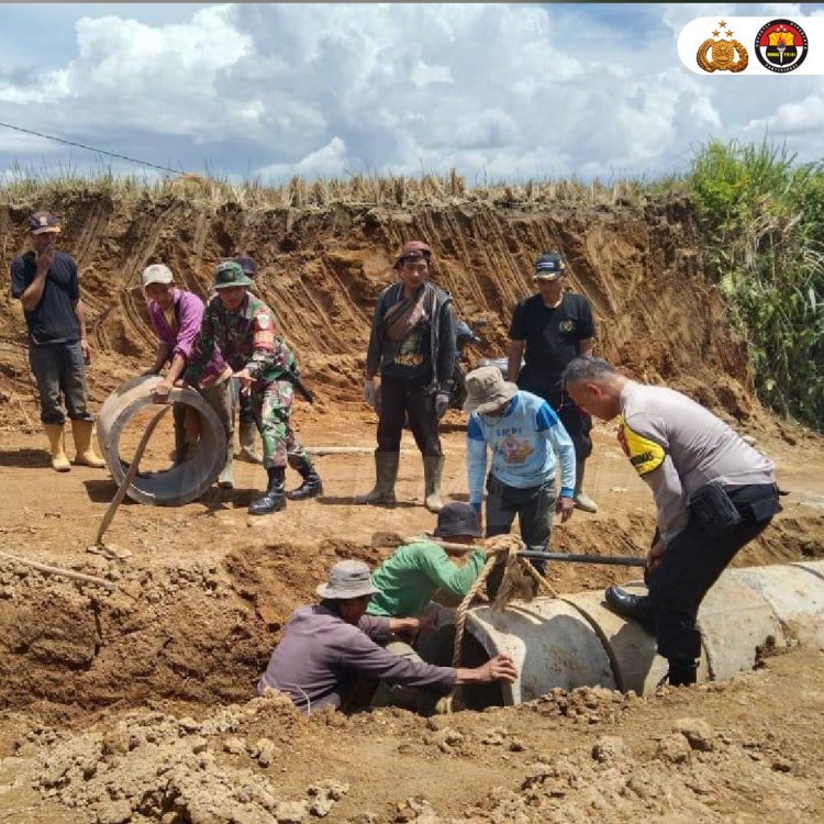 Sinergi TNI -Polri dan Masyarakat Buka Jalan Menuju Lokasi Wisata