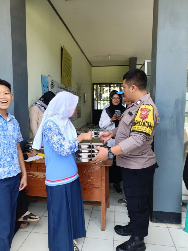 Bhabinkamtibmas Polsek Sukaraja Monitoring Launching Program Makan Gratis Untuk Pelajar