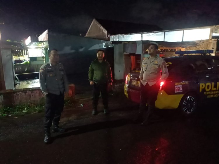 Antisipasi Gangguan Kamtibmas, Polsek Cikole Laksanakan Patroli Malam