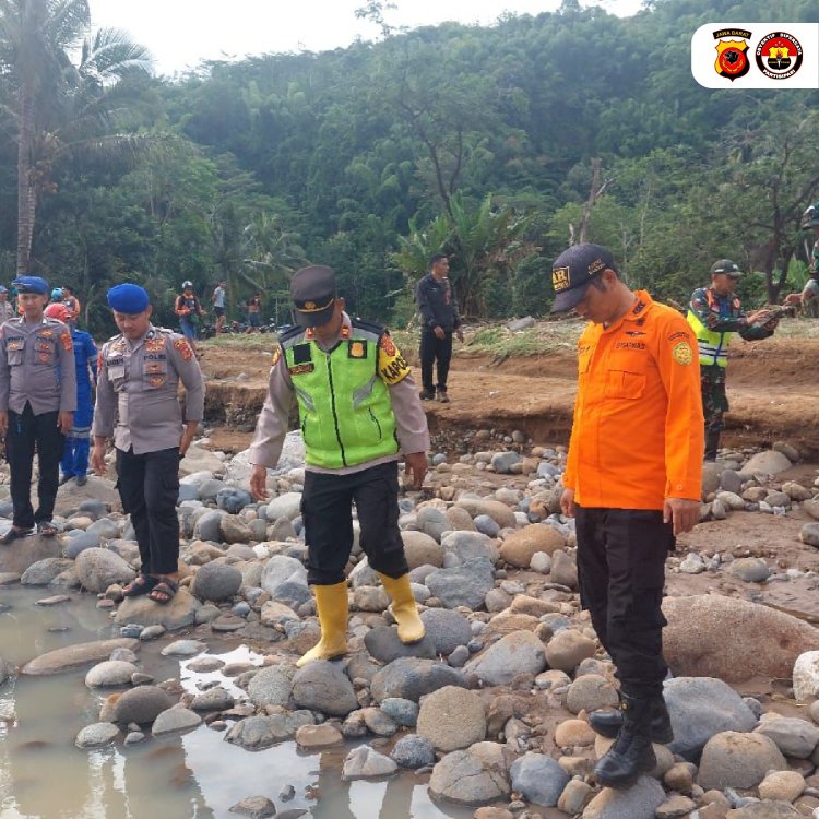 Polisi Terus Lakukan Pencarian Korban Terbawa Arus Sungai Cikandang