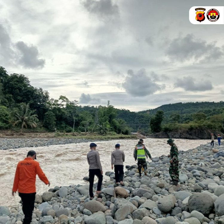 Polisi Terus Lakukan Pencarian Korban Terbawa Arus Sungai Cikandang