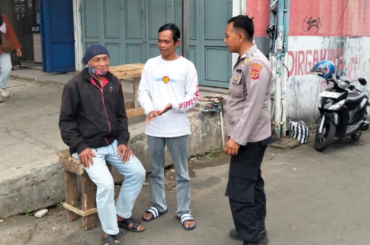 Jaga Kondusifitas Kamtibmas, Bhabinkamtibmas Polsek Cikole Sambangi  Warga