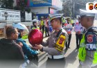 Operasi Keselamatan Lodaya 2025, Sat Lantas Polres Majalengka Bagikan Helm