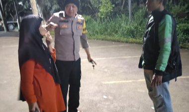 Anggota Polsek Sukaraja Antar Seorang Lansia Sebatang Kara ke Dinas Sosial