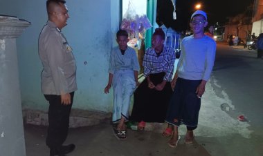 Tingkatkan Keamanan, Bhabinkamtibmas Polsek Kebonpedes Laksanakan Patroli