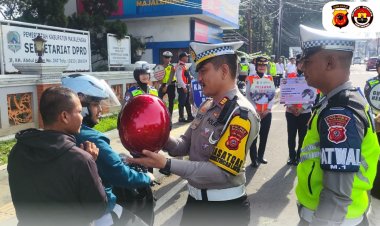 Operasi Keselamatan Lodaya 2025, Sat Lantas Polres Majalengka Bagikan Helm