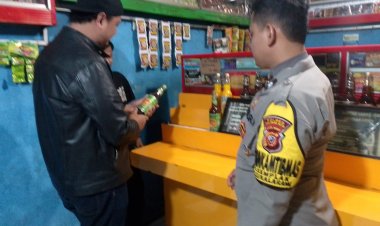 Guna Cipta Kondisi,Polsek Sukalarang Gelar Razia Miras