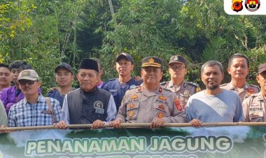 Personel Polres Ciamis Ikut Penanaman Jagung di Lahan Milik Warga