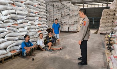 Jamin Kesediaan Bahan Pokok Jelang Ramadhan, Polsek Sukaraja Laksanakan Monitoring Gudang Bulog