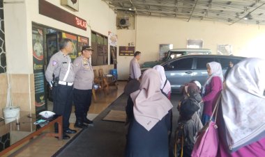 Kunjungan Edukatif Siswa TK ke Polsek Cisaat