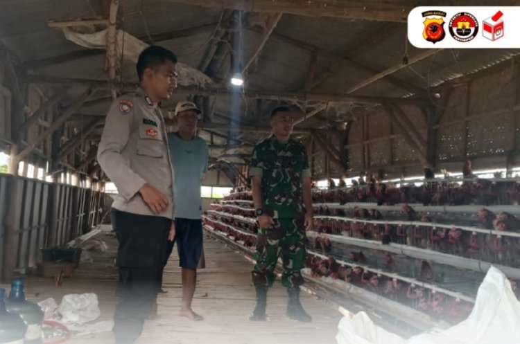 Personel Polres Indramayu Monitoring Program Ketahanan Pangan Peternak Ayam Petelur