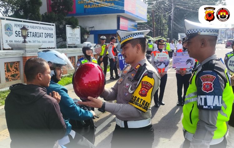 Operasi Keselamatan Lodaya 2025, Sat Lantas Polres Majalengka Bagikan Helm