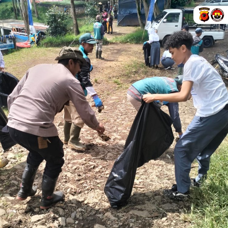 Sinergitas Forkopimcam Pangalengan Bersama TNI -Polri , Bakti Sosial Bersihkan Situ Cileunca