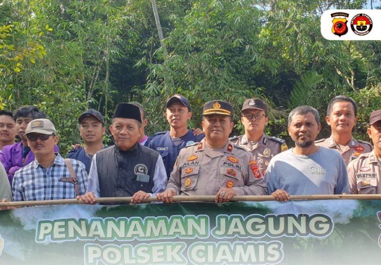 Personel Polres Ciamis Ikut Penanaman Jagung di Lahan Milik Warga