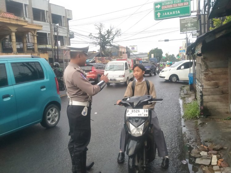 Melalui Operasi Keselamatan Lodaya 2025, Polsek Sukaraja Berikan Teguran Humanis Kepada Pengendara