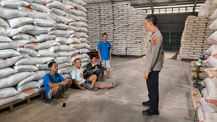 Jamin Kesediaan Bahan Pokok Jelang Ramadhan, Polsek Sukaraja Laksanakan Monitoring Gudang Bulog