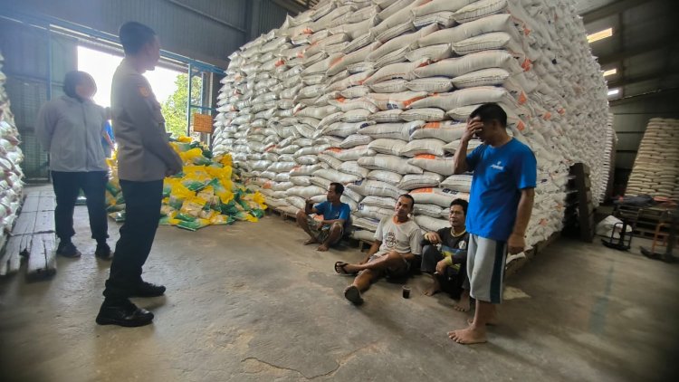 Jamin Kesediaan Bahan Pokok Jelang Ramadhan, Polsek Sukaraja Laksanakan Monitoring Gudang Bulog