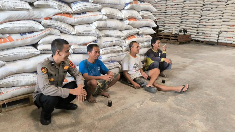 Jamin Kesediaan Bahan Pokok Jelang Ramadhan, Polsek Sukaraja Laksanakan Monitoring Gudang Bulog