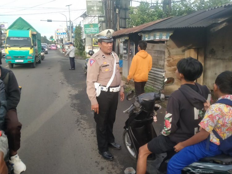 Ciptakan Kamseltibcar Lantas, Unit Lantas Polsek Sukaraja Berikan Teguran Humanis